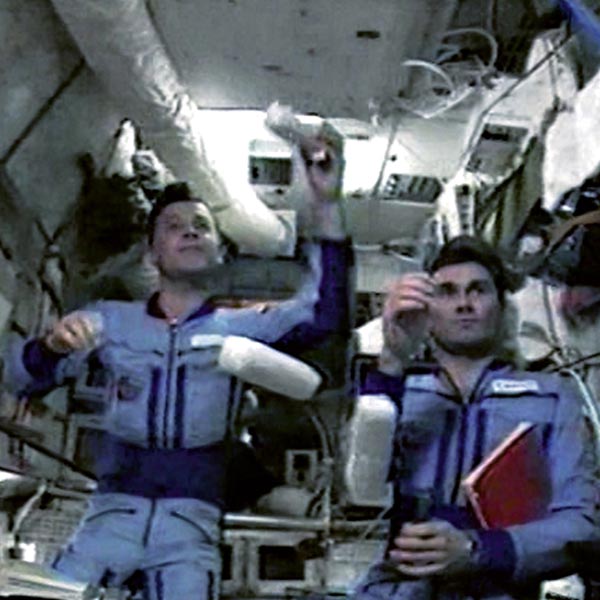 Cosmonauts in 0 gravity