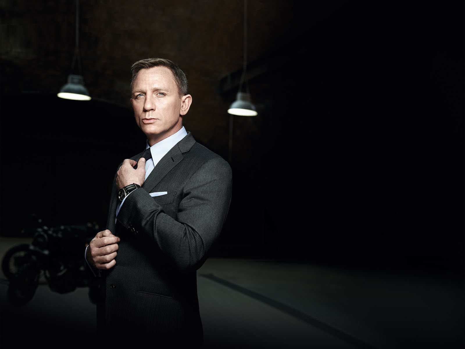 James Bond alias 007 wearing is OMEGA Seamaster 300 in SPECTRE